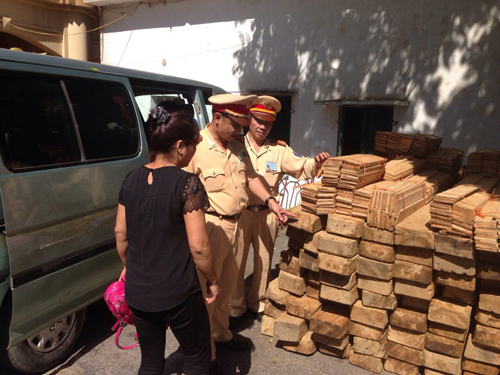 Nhảy khỏi xe cản CSGT để ô tô biển xanh chở gỗ tháo chạy - 4