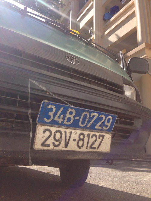 Nhảy khỏi xe cản CSGT để ô tô biển xanh chở gỗ tháo chạy - 2