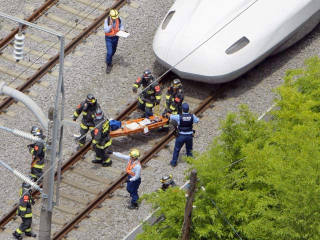 Nhật: Hành khách tự thiêu trên tàu điện, 2 người chết - 1