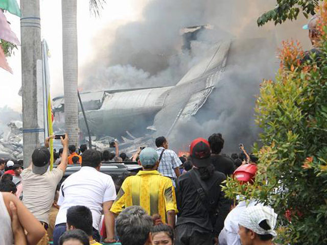 Indonesia: Máy bay quân sự C-130 nổ tung, 38 người chết - 1