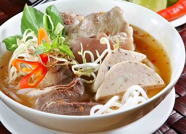 Bún bò Huế là món ăn dân tộc nổi tiếng của nước Việt Nam ta, được du khách quốc tế rất ưa chuộng. Bún bò Huế cũng được liệt vào 50 món ăn ngon nhất trên toàn thế giới.
