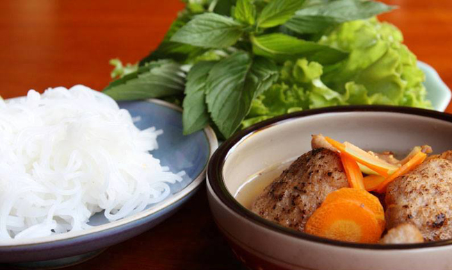 Bún chả là món ăn đặc trưng của người Hà Nội với hương vị thơm ngon đặc biệt, đây chắc chắn là món ăn không thể thiếu trong danh sách này.
