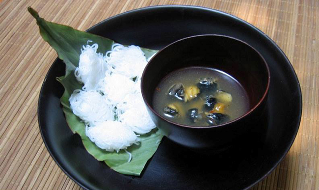 Bún ốc nguội là món ăn cổ truyền, chỉ có riêng ở Hà Nội với mùi vị đặc trưng của giấm bỗng, bún lá và đặc biệt không ăn kèm rau thơm.
