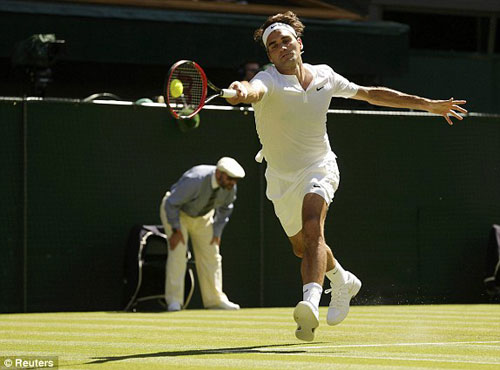 Federer - Dzumhur: Uy quyền của “Vua”  (V1 Wimbledon) - 1