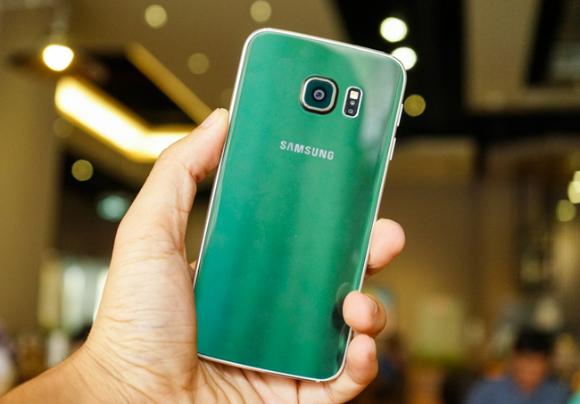 S6 Edge phiên bản xanh lục ngọc bảo được xem là màu đẹp nhất trong các phiên bản của chiếc smartphone cao cấp này.
