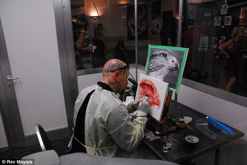 Nghệ sĩ xăm hình dùng máu của chính mình làm mực - 1