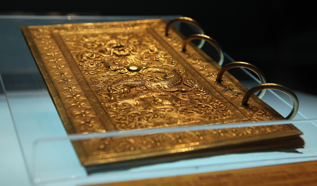Ảnh: Chiêm ngưỡng sách vàng, ấn vàng triều Nguyễn - 4