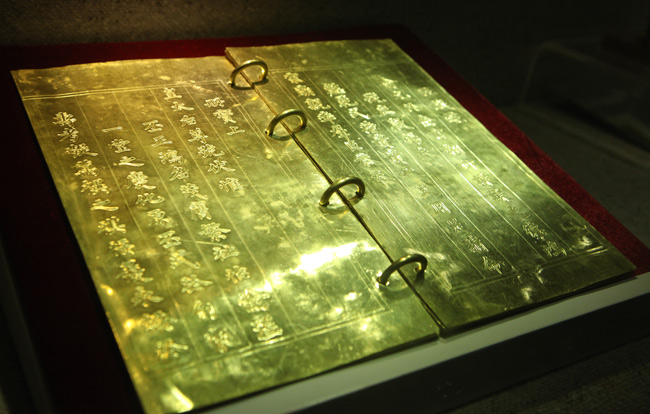 Ảnh: Chiêm ngưỡng sách vàng, ấn vàng triều Nguyễn - 5