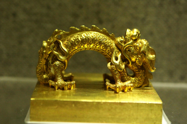 Ảnh: Chiêm ngưỡng sách vàng, ấn vàng triều Nguyễn - 11