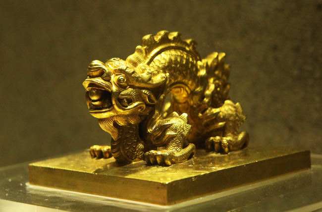 Ảnh: Chiêm ngưỡng sách vàng, ấn vàng triều Nguyễn - 12