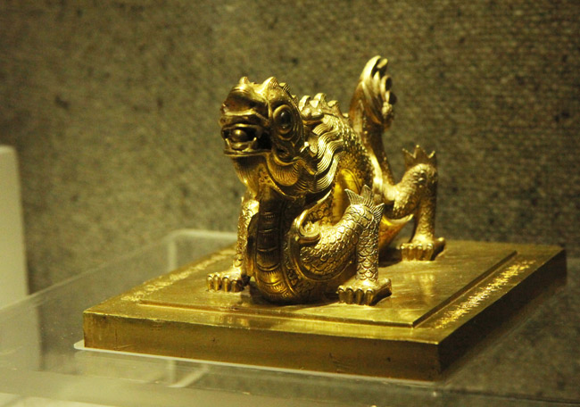 Ảnh: Chiêm ngưỡng sách vàng, ấn vàng triều Nguyễn - 13
