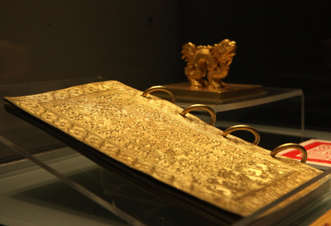Ảnh: Chiêm ngưỡng sách vàng, ấn vàng triều Nguyễn - 14
