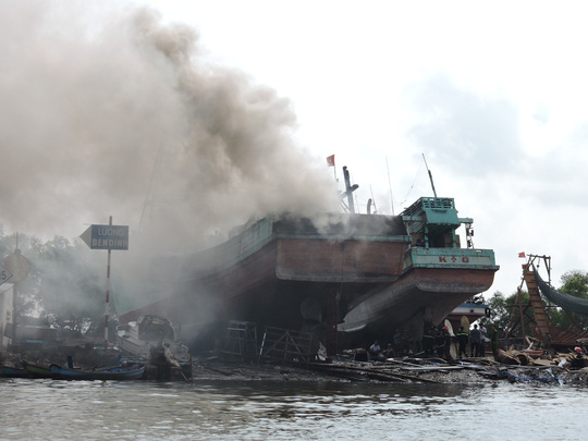 Tàu cá chứa 8.000 lít dầu bốc cháy dữ dội sau tiếng nổ - 1