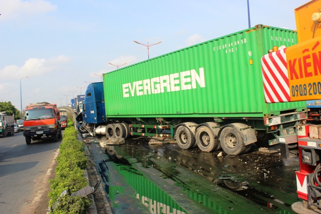Xe container gây tai nạn liên hoàn giữa TPHCM - 1