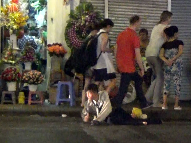 Giả cụt chân để ăn xin, 3 giờ kiếm hơn 1 triệu đồng - 1