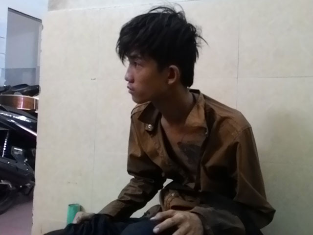 Giả cụt chân để ăn xin, 3 giờ kiếm hơn 1 triệu đồng - 2