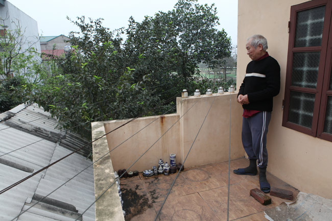 Hà Nội: Nhà dân méo mó vì đường dây thông tin - 1