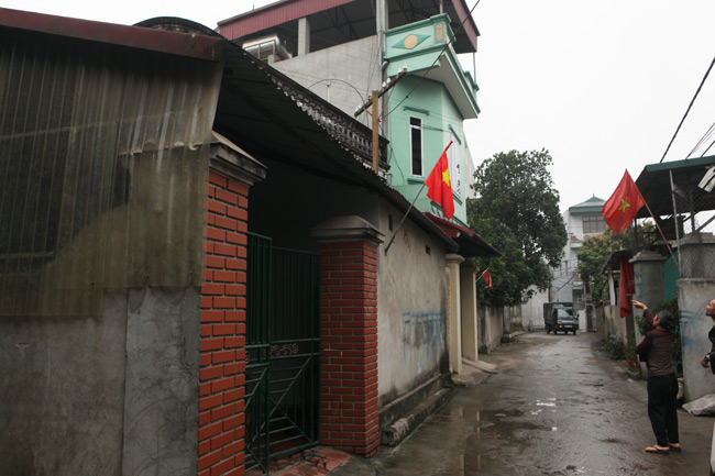 Hà Nội: Nhà dân méo mó vì đường dây thông tin - 2