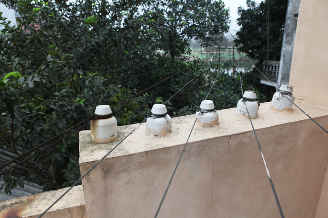 Hà Nội: Nhà dân méo mó vì đường dây thông tin - 7