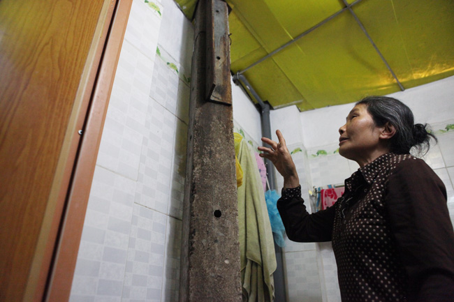 Hà Nội: Nhà dân méo mó vì đường dây thông tin - 4