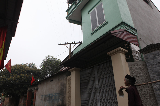 Hà Nội: Nhà dân méo mó vì đường dây thông tin - 5