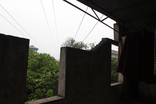 Hà Nội: Nhà dân méo mó vì đường dây thông tin - 12