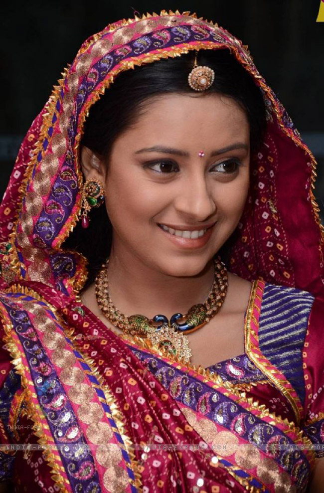 Năm 2010, khi Pratyusha Banerjee vừa tròn 19 tuổi và trở thành một ngôi sao sáng giá khi được chọn thay thế diễn viên nhí Avikar Gor vào vai Anandi trong phần 3 của bộ phim truyền hình ăn khách Cô dâu 8 tuổi/Balika Vadhu (từ tập 516 đến tập 1214).