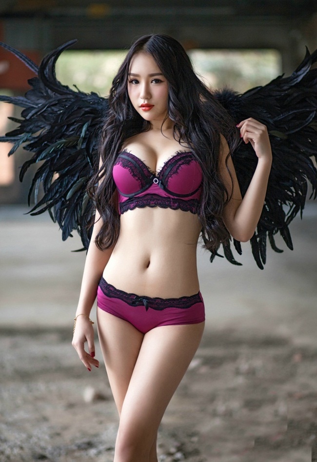 Mới đây, những bức ảnh Viện Viện diện đồ nội y, đeo cánh thiên thần khiến nhiều người liên tưởng đến những thiên thần nội y của hãng đồ lót nổi tiếng thế giới Victoria Secret. 