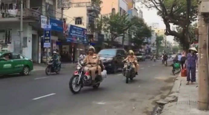 Clip: CSGT Đà Nẵng phát loa nhắc người đi ngược chiều thay vì phạt - 1