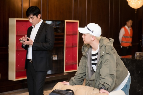 Seung Ri nhóm Bigbang không ngại selfie với fan Hà Nội - 1