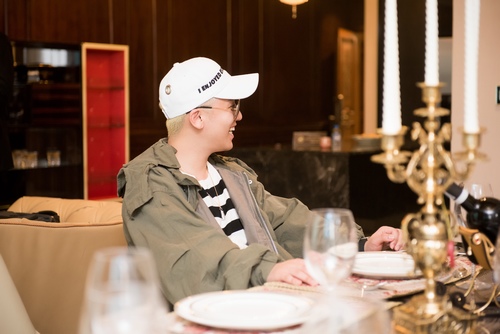 Seung Ri nhóm Bigbang không ngại selfie với fan Hà Nội - 2