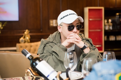 Seung Ri nhóm Bigbang không ngại selfie với fan Hà Nội - 3