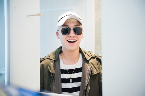 Seung Ri nhóm Bigbang không ngại selfie với fan Hà Nội - 7