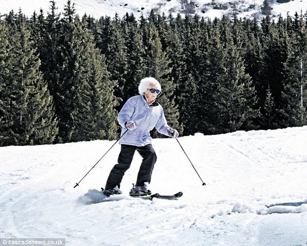 Anh: Cụ bà giải nghệ trượt tuyết đổ dốc ở tuổi 102 - 1