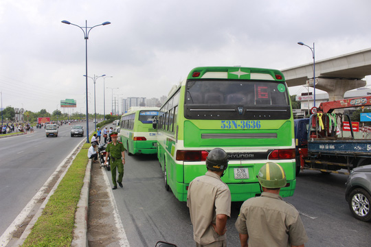 TPHCM: Tai nạn liên hoàn, xa lộ Hà Nội kẹt cứng - 2