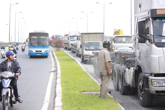 TPHCM: Tai nạn liên hoàn, xa lộ Hà Nội kẹt cứng - 4