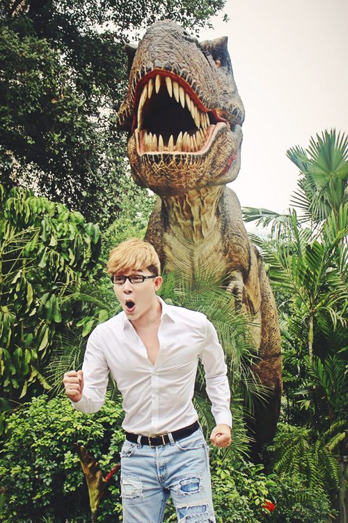 Nathan Lee ăn mừng MV triệu view tại công viên khủng long - 1