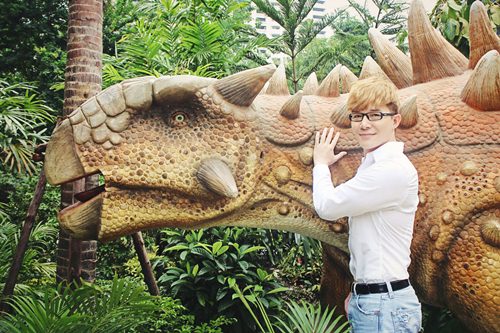 Nathan Lee ăn mừng MV triệu view tại công viên khủng long - 2
