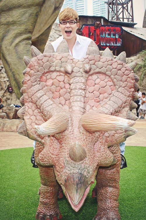 Nathan Lee ăn mừng MV triệu view tại công viên khủng long - 8