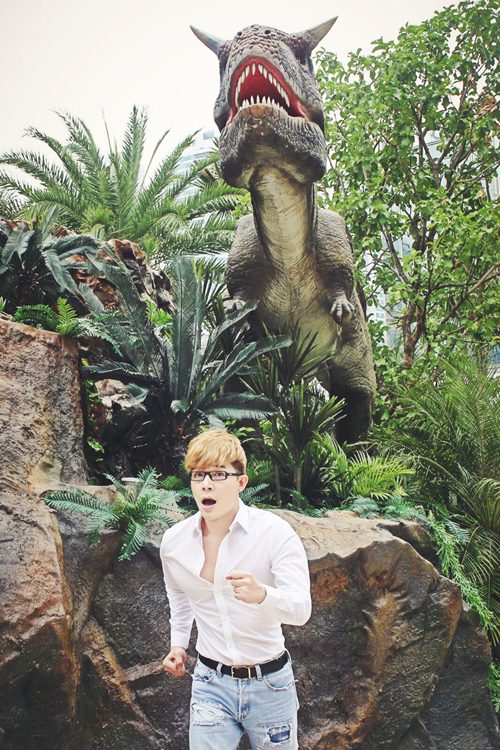 Nathan Lee ăn mừng MV triệu view tại công viên khủng long - 3