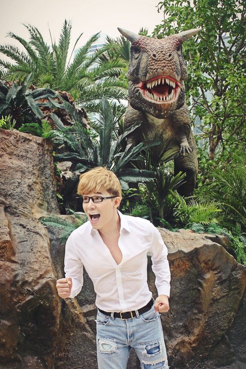Nathan Lee ăn mừng MV triệu view tại công viên khủng long - 4
