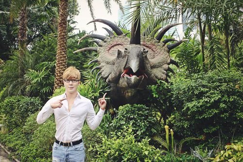 Nathan Lee ăn mừng MV triệu view tại công viên khủng long - 6