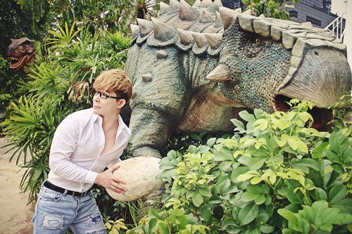 Nathan Lee ăn mừng MV triệu view tại công viên khủng long - 7