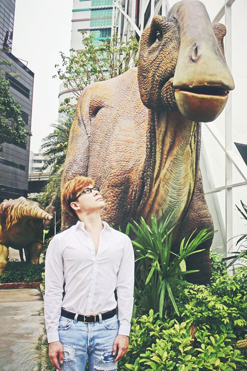 Nathan Lee ăn mừng MV triệu view tại công viên khủng long - 11