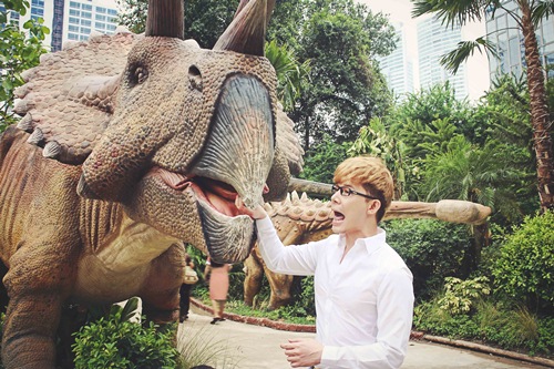 Nathan Lee ăn mừng MV triệu view tại công viên khủng long - 9