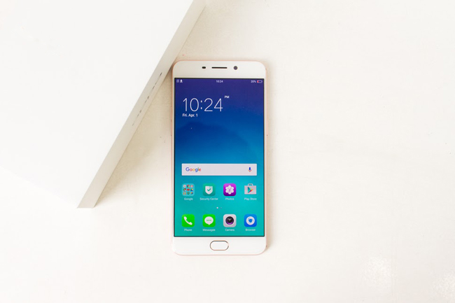 Điện thoại thông minh Oppo F1 Plus có kích thước 151,8 x 74,3 x 6,6mm, với thiết kế viền màn hình siêu mỏng chỉ ở ngưỡng 1,66mm.