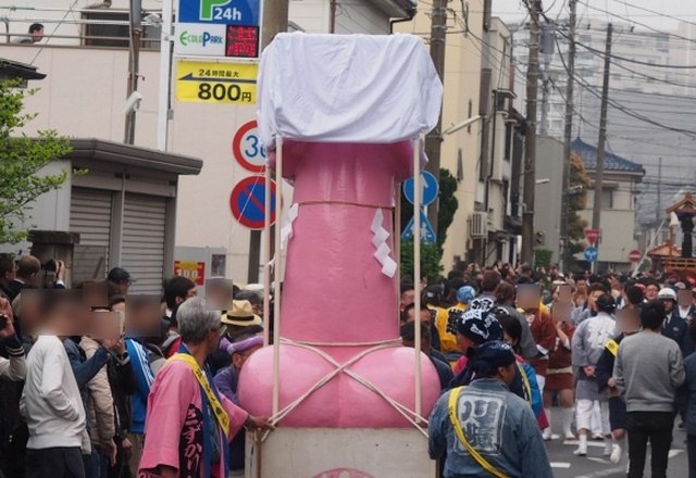 Nô nức rước &#34;của quý&#34; khổng lồ diễu phố ở Nhật Bản - 1