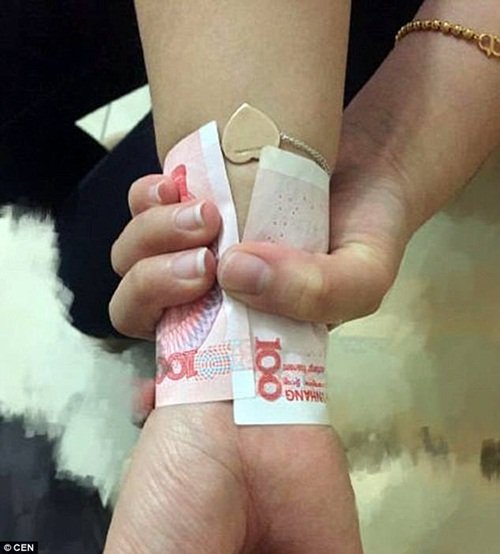 Thiếu nữ TQ "phát sốt" với trào lưu cuộn tiền cổ tay - 4
