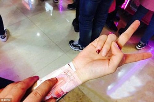 Thiếu nữ TQ "phát sốt" với trào lưu cuộn tiền cổ tay - 5