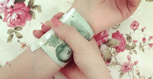 Thiếu nữ TQ "phát sốt" với trào lưu cuộn tiền cổ tay - 6